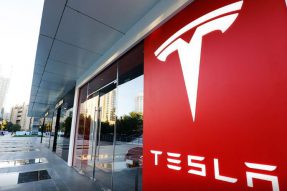 特斯拉（TSLA）盘前股价下跌1％，该公司下调了新车价格