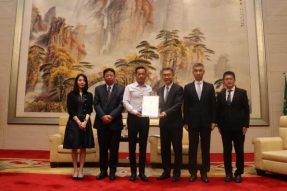 澳门中联办向太阳城集团颁捐赠证书 肯定其抗疫贡献