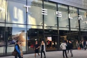 特斯拉（TSLA）股票可能被高估，华尔街分析师警告