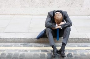 新报告显示，美国失业救济人数创一周新高，达一百万