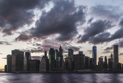 当“纽约一年100万”遇上“全国人均半年收入2.3万”：中国家庭的教育账本